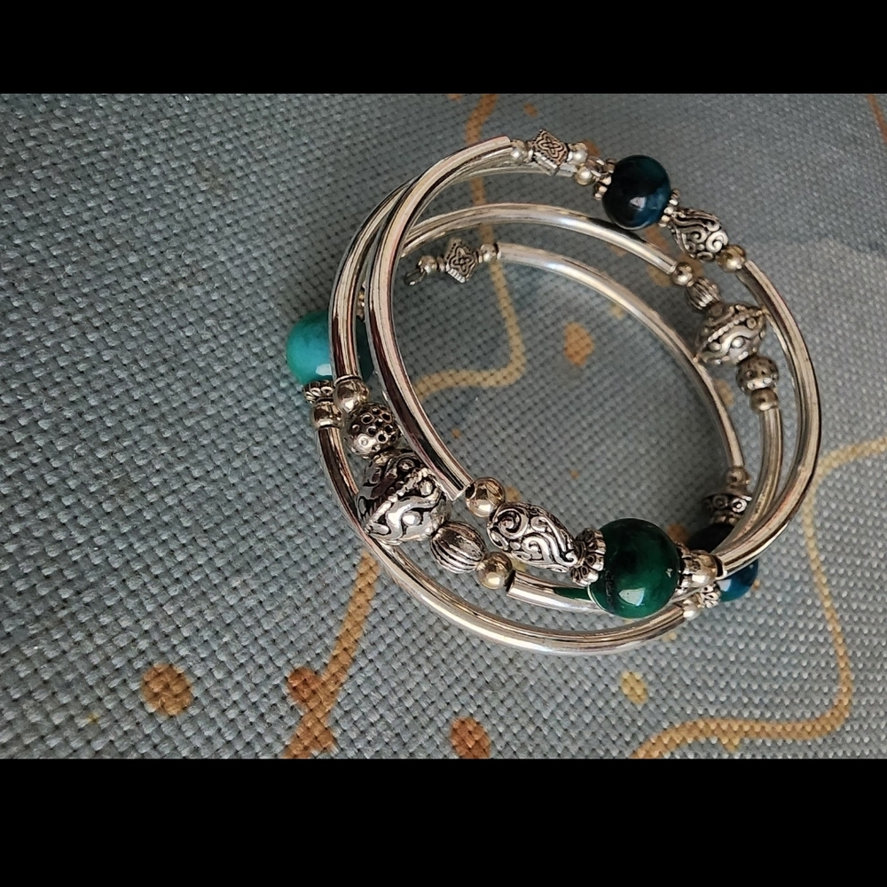 Elegant Silver and Green Memory Wire Bangle Bracelet